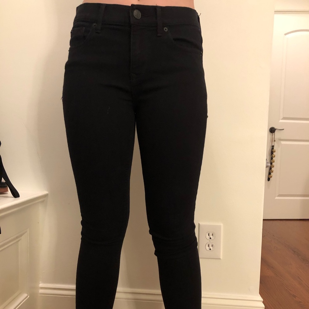 Black Express mid rise skinny jeans size 6r.